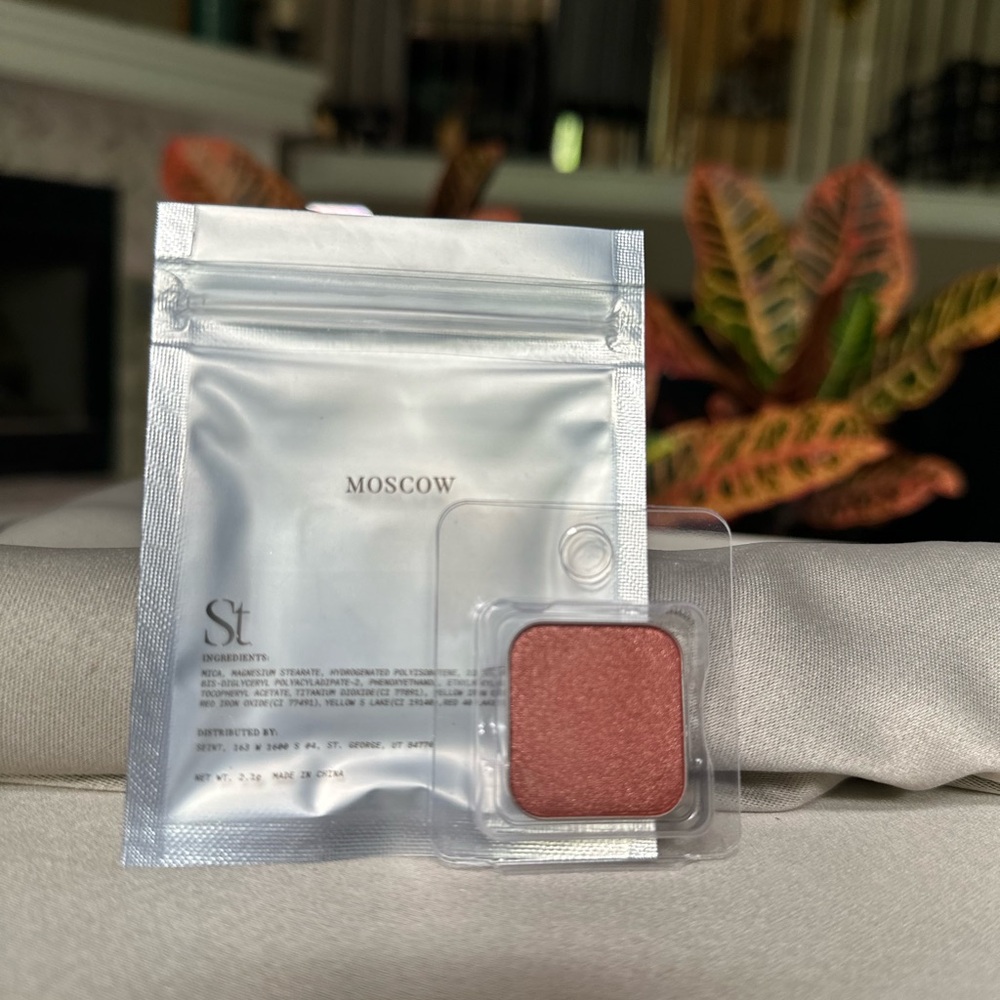 Seint shimmer eyeshadow in Moscow